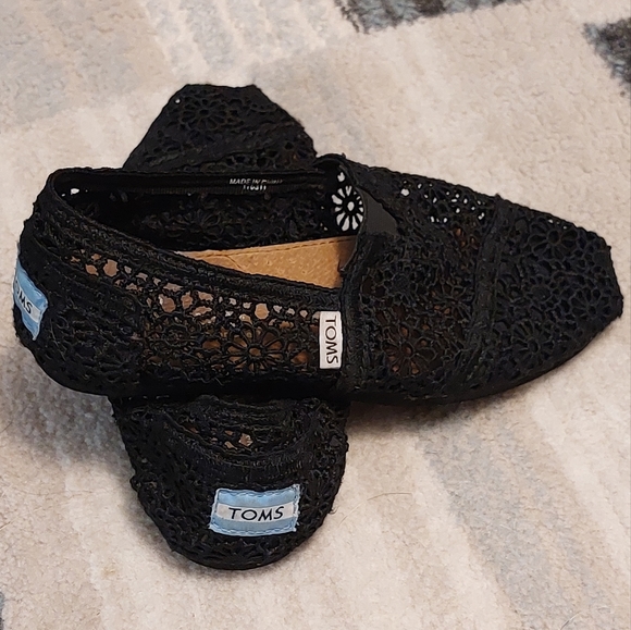 🌺 Toms Black Crochet Slip-On Shoes Size 5 - Picture 2 of 5